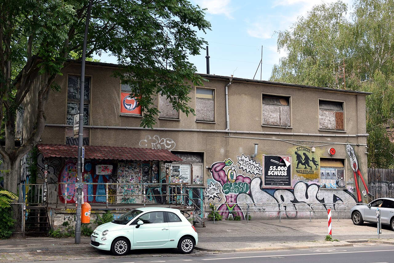 Die mit Graffiti bemalte Fassade des ://about blank am Markgrafendamm