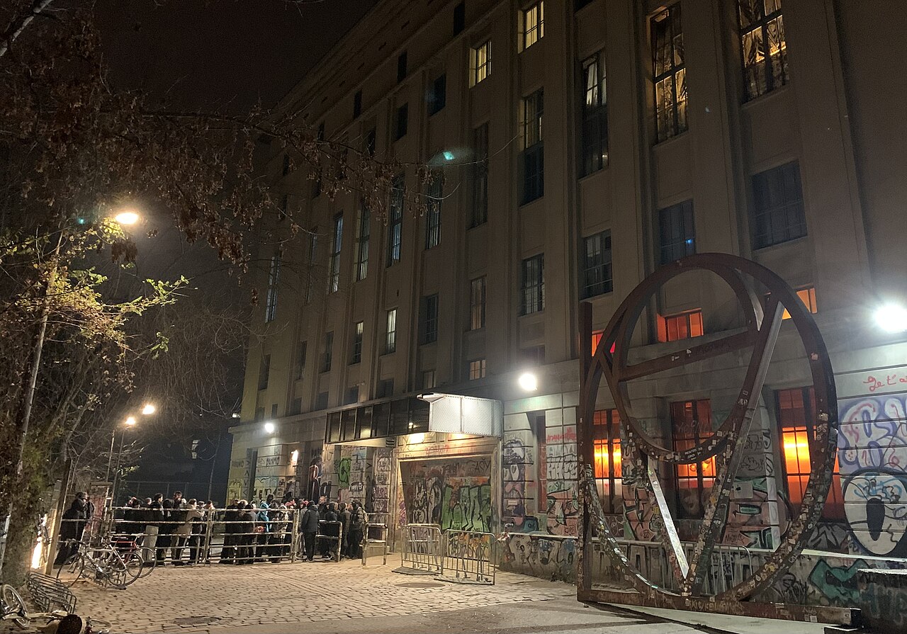 Das Berghain bei Nacht: das ehemalige Heizkraftwerk mit der Schlange vor dem Eingang