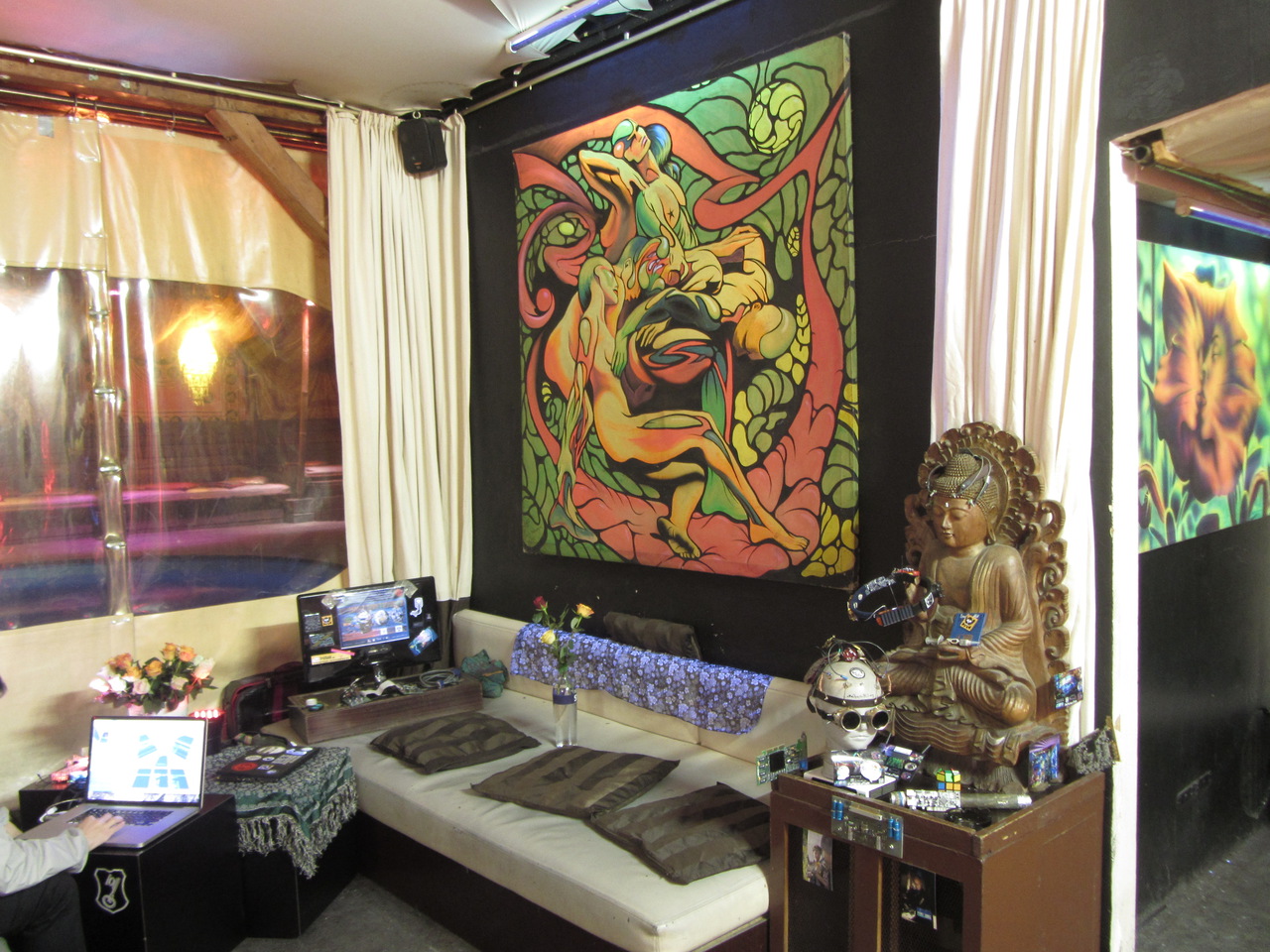 Sitzecke im KitKatClub mit Wandgemälde und Buddha-Figur