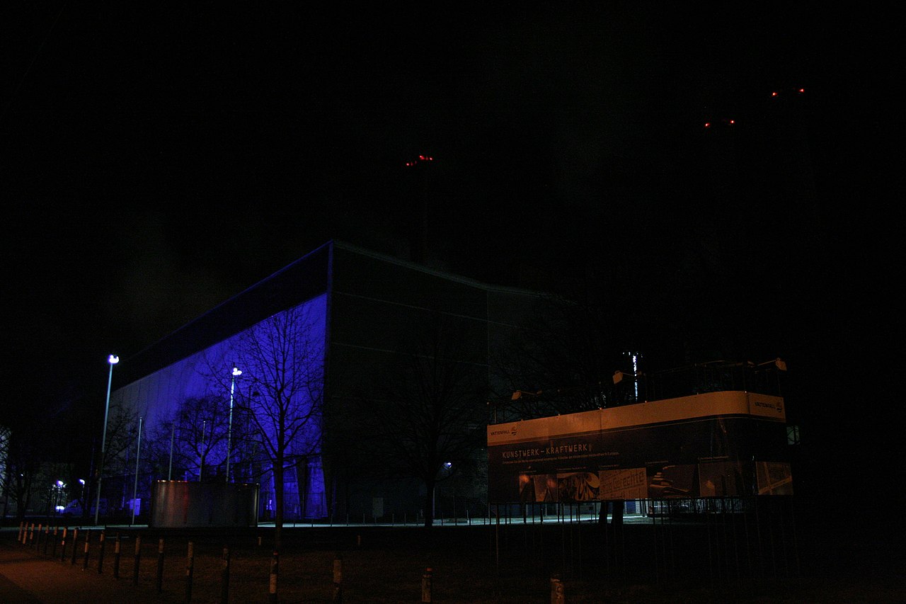 Das Kraftwerk Berlin an der Köpenicker Straße bei Nacht, blau angestrahlt