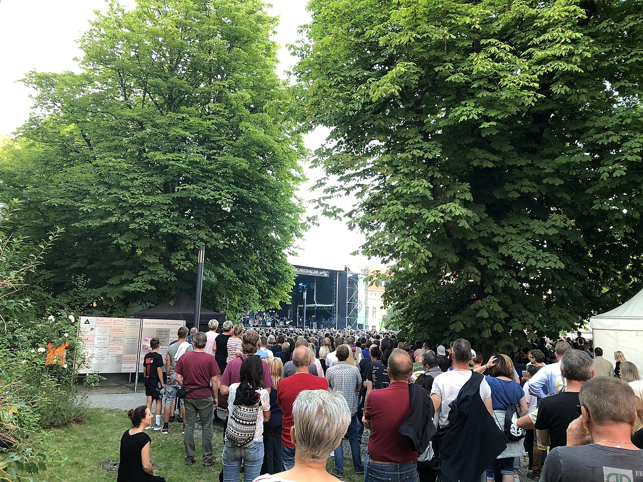 Konzertpublikum unter Bäumen im Innenhof der Zitadelle Spandau