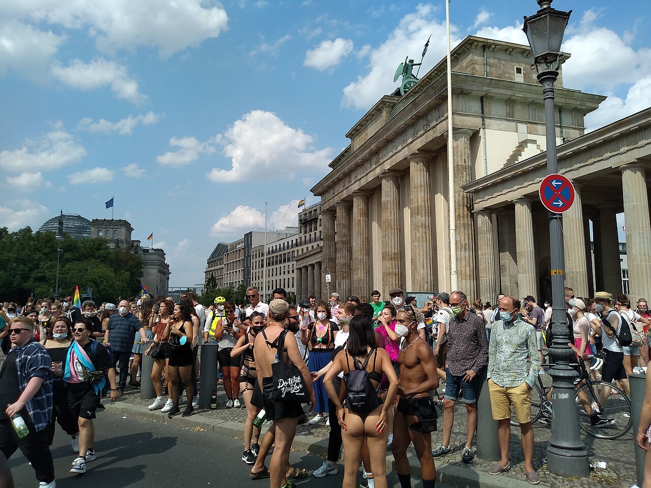 Teilnehmende des CSD vor dem Brandenburger Tor