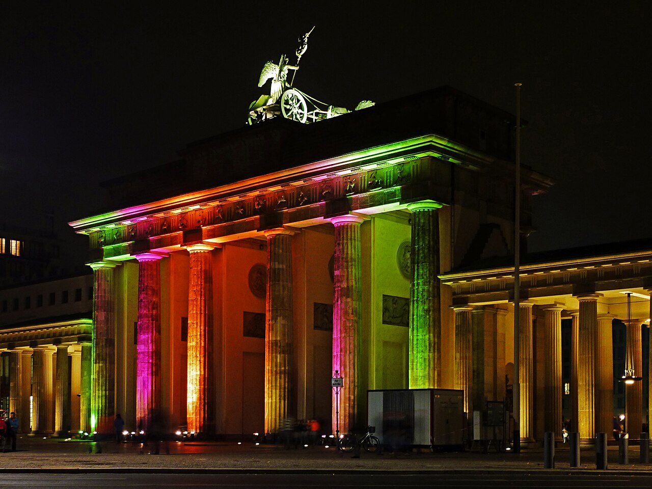 Das farbig angestrahlte Brandenburger Tor bei Nacht