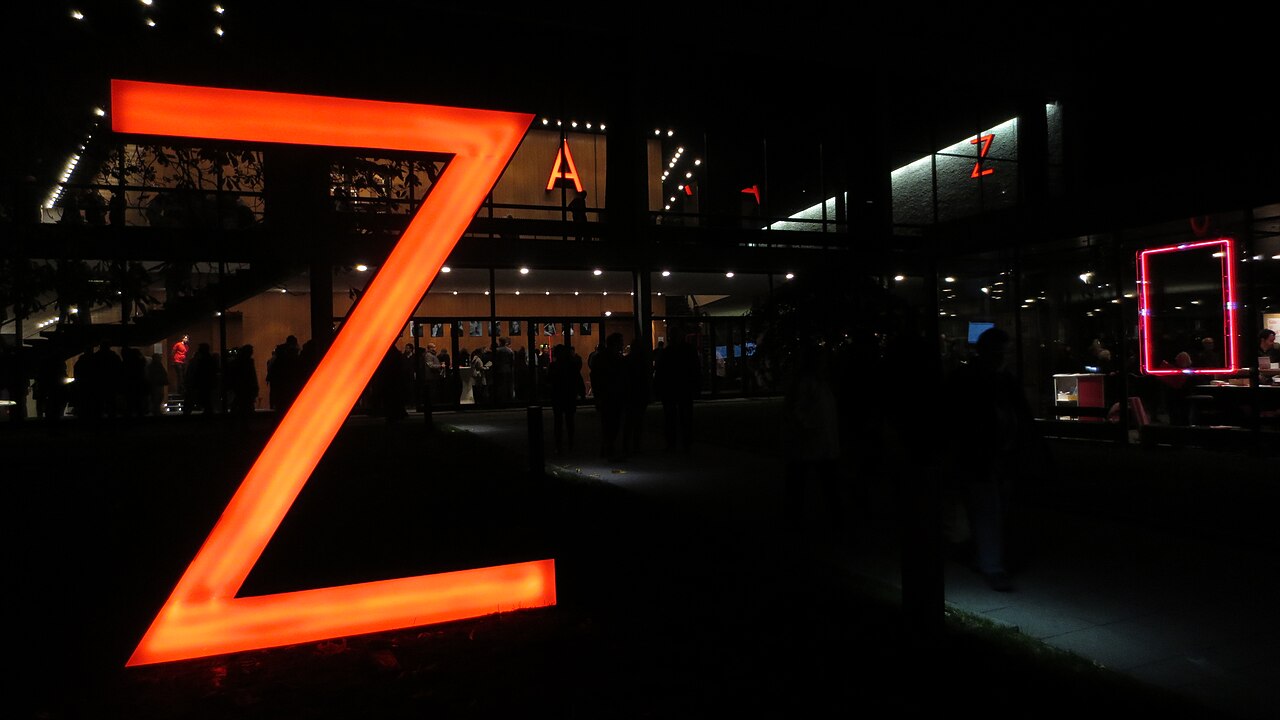Leuchtschrift auf dem dunklen Vorplatz des Hauses der Berliner Festspiele