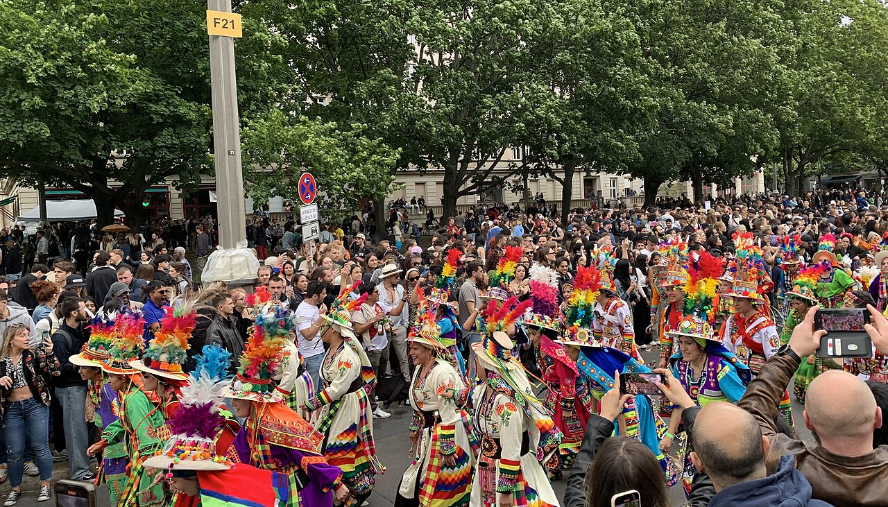 Kostümierte Gruppen und dichtes Publikum beim Umzug des Karnevals der Kulturen