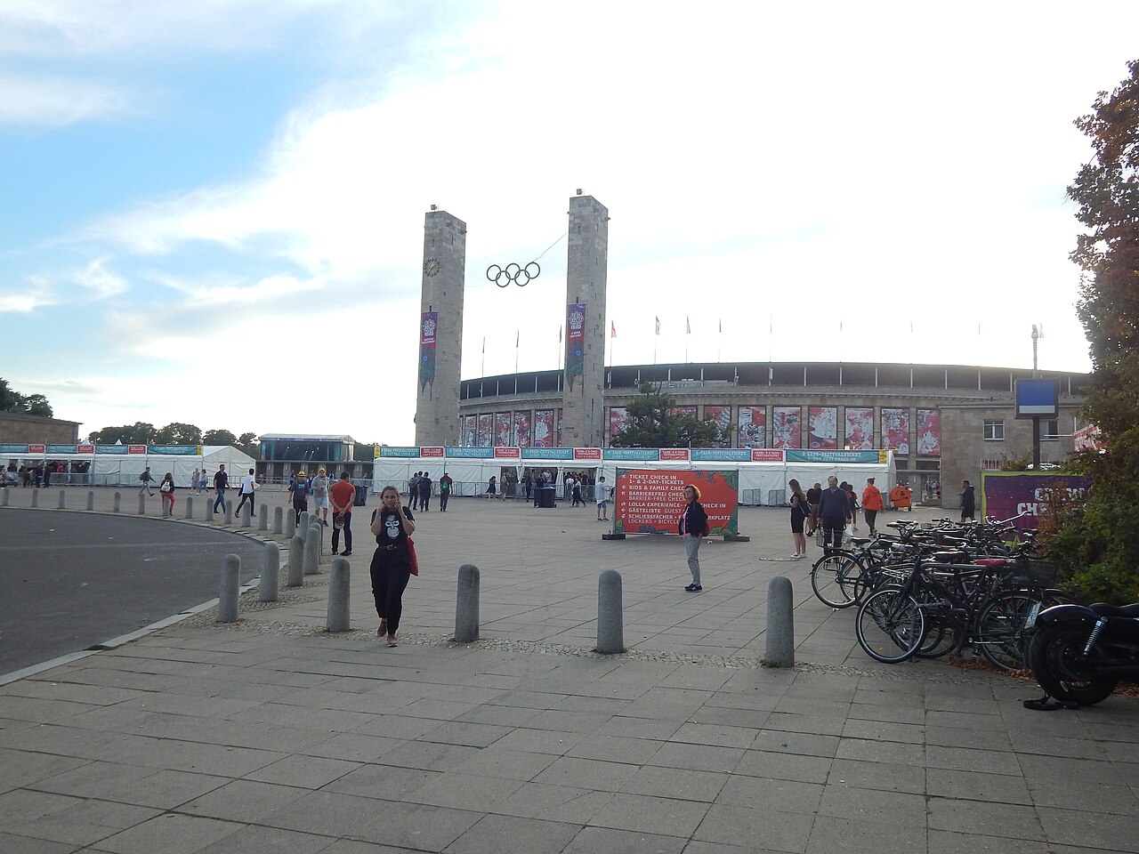 Der Vorplatz des Olympiastadions mit den beiden Türmen des Olympischen Tors