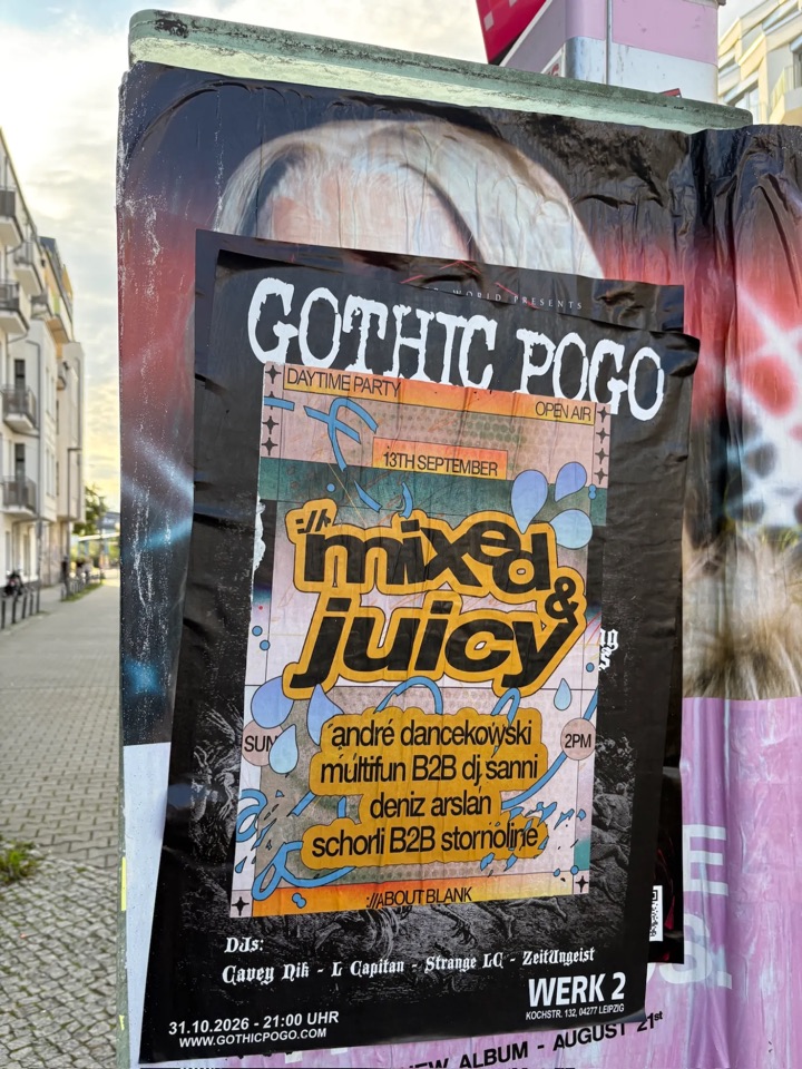Übereinander geklebte Partyplakate an einem Stromkasten in Berlin