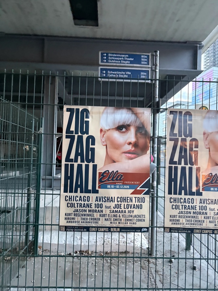 Zwei Plakate für die Zig Zag Hall an einem Bauzaun in Berlin-Steglitz