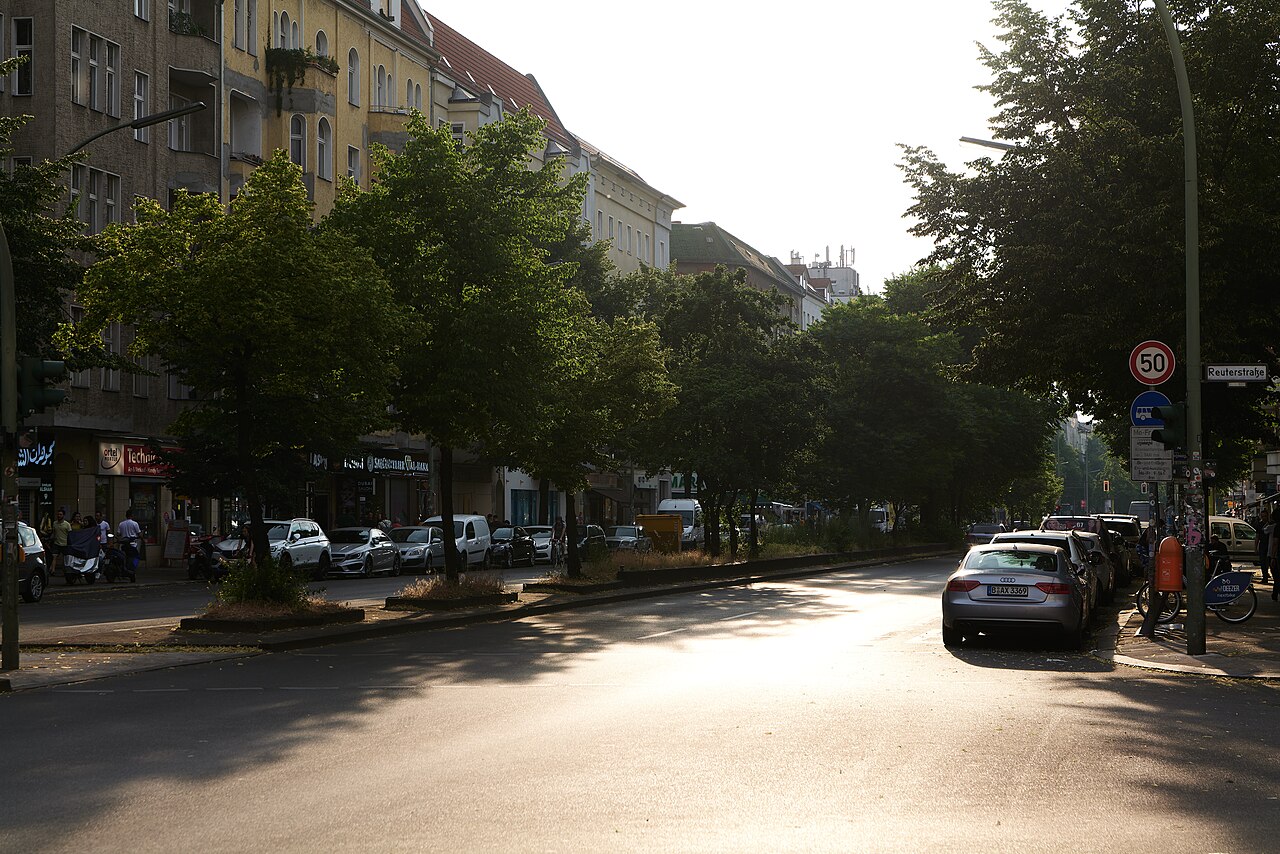 Die baumbestandene Sonnenallee in Neukölln im Gegenlicht
