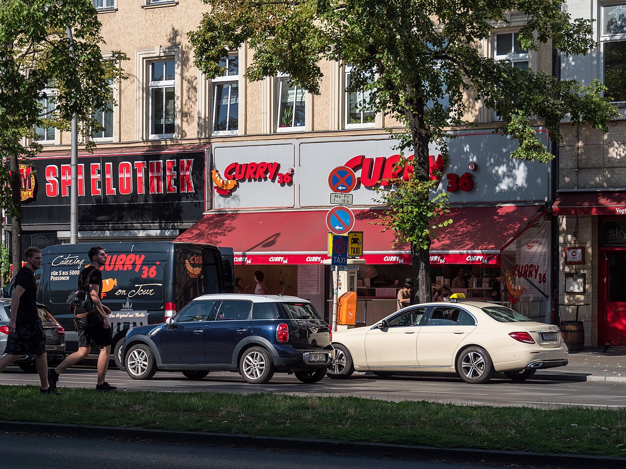 Der Imbiss Curry 36 mit roten Markisen am Mehringdamm