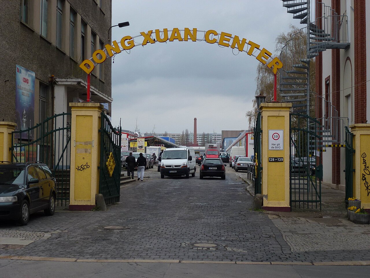 Das Eingangstor des Dong Xuan Centers an der Herzbergstraße