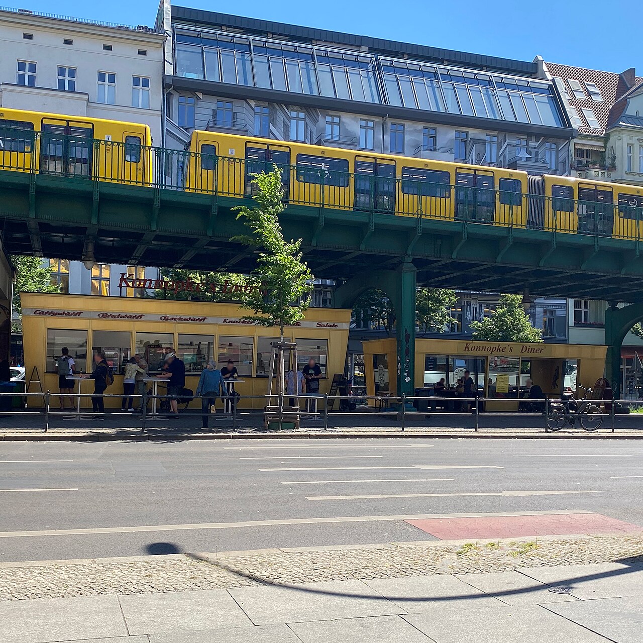 Konnopke's Imbiss unter dem gelb-grünen Hochbahnviadukt an der Schönhauser Allee