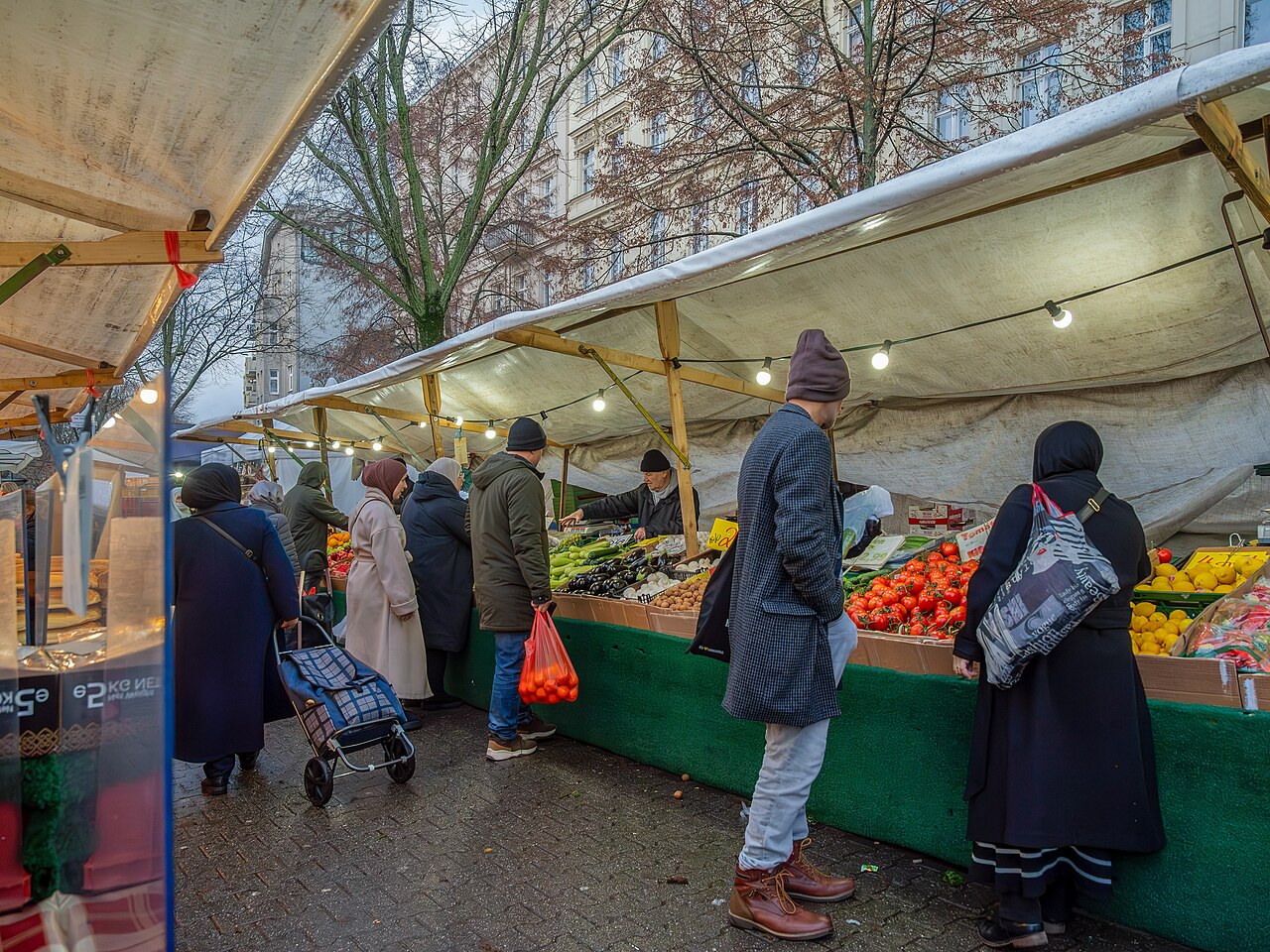 Kundinnen an einem Obst- und Gemüsestand auf dem Wochenmarkt am Maybachufer