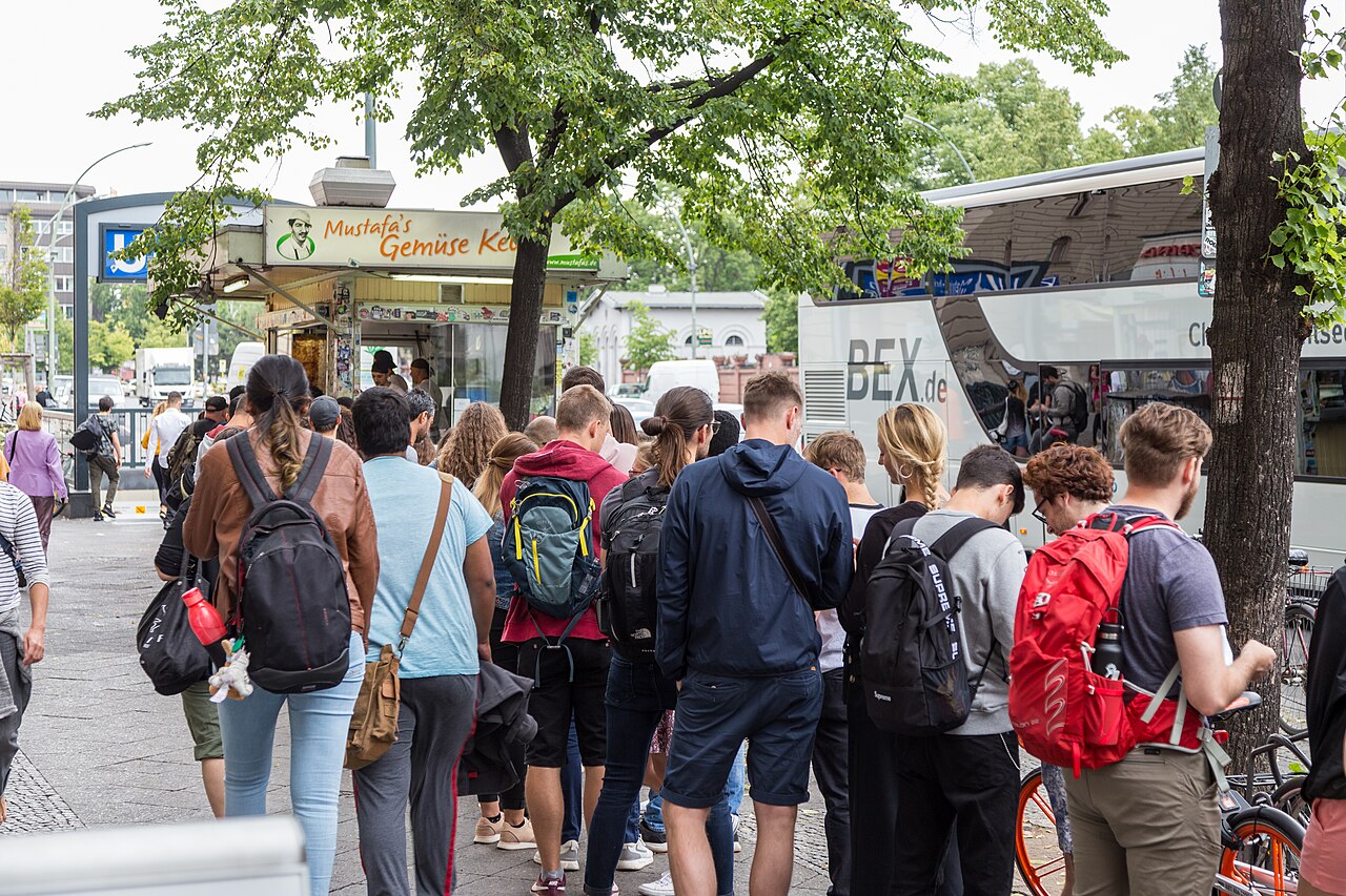 Eine lange Warteschlange vor dem Kiosk von Mustafa's Gemüse Kebap am Mehringdamm