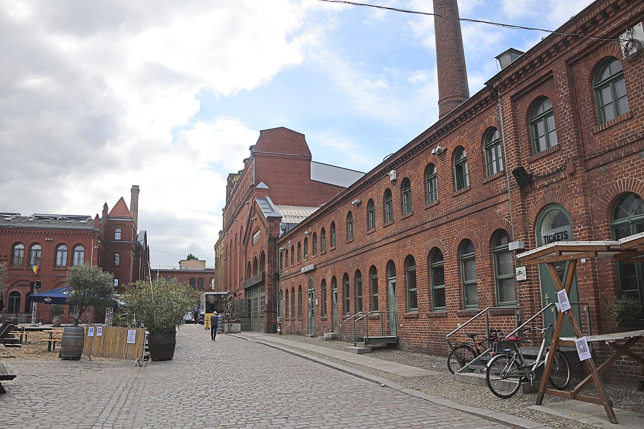 Backsteingebäude und Schornstein im Hof der Kulturbrauerei