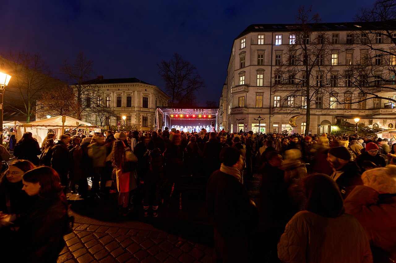 Dichtes Publikum vor einer beleuchteten Bühne auf dem Richardplatz bei Nacht