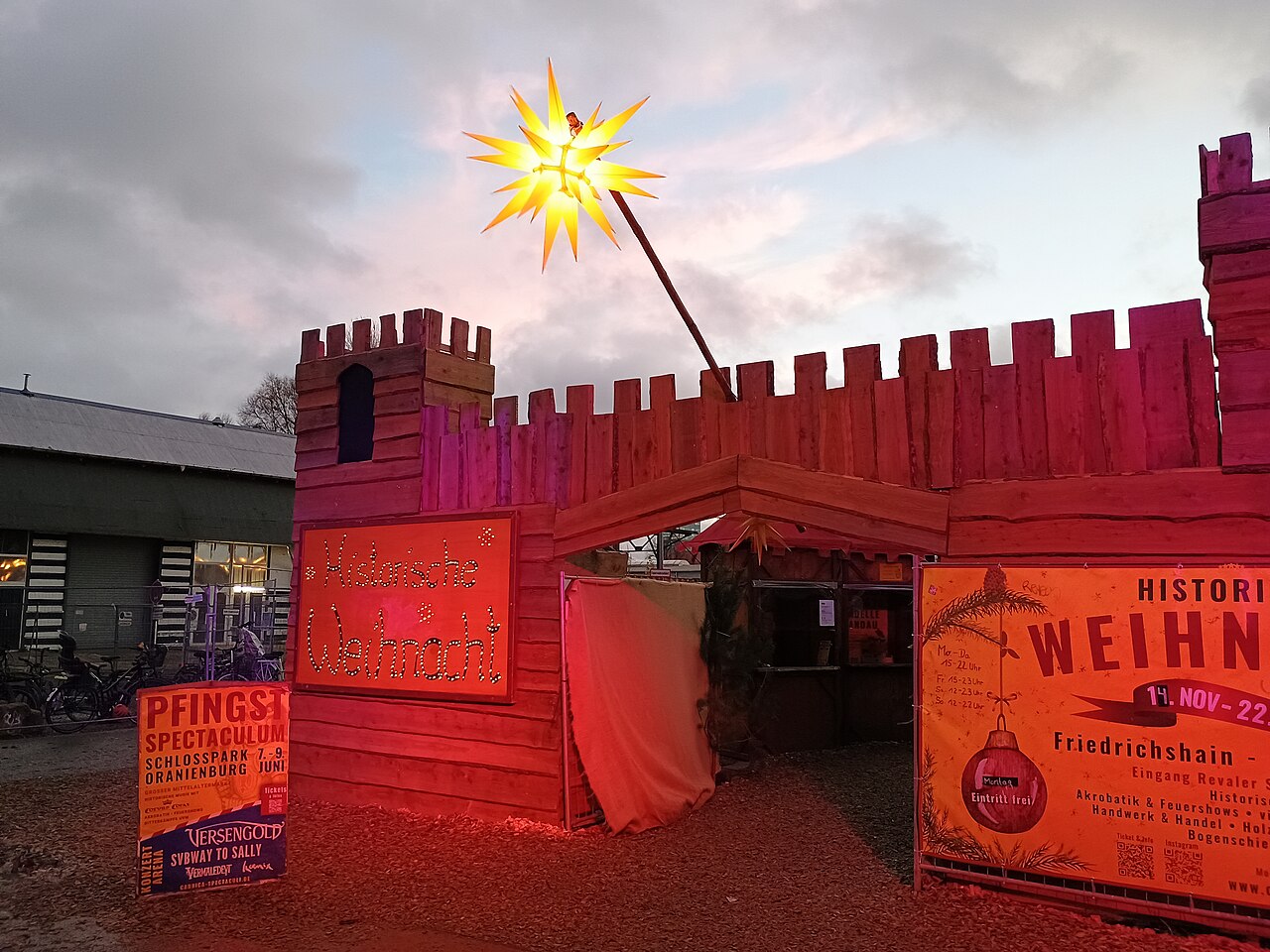 Das hölzerne Burgtor am Eingang der Historischen Weihnacht mit einem leuchtenden Herrnhuter Stern